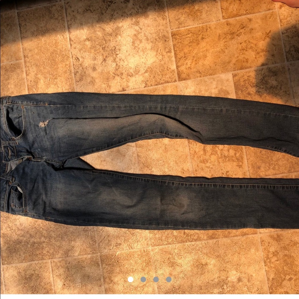 DISTRESSED JEANS